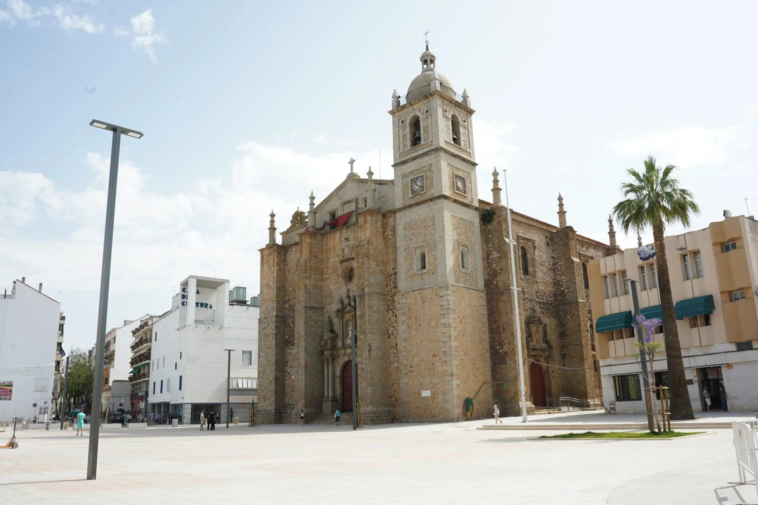Iglesia de Santiago Apóstol en la plaza de España de Don Benito